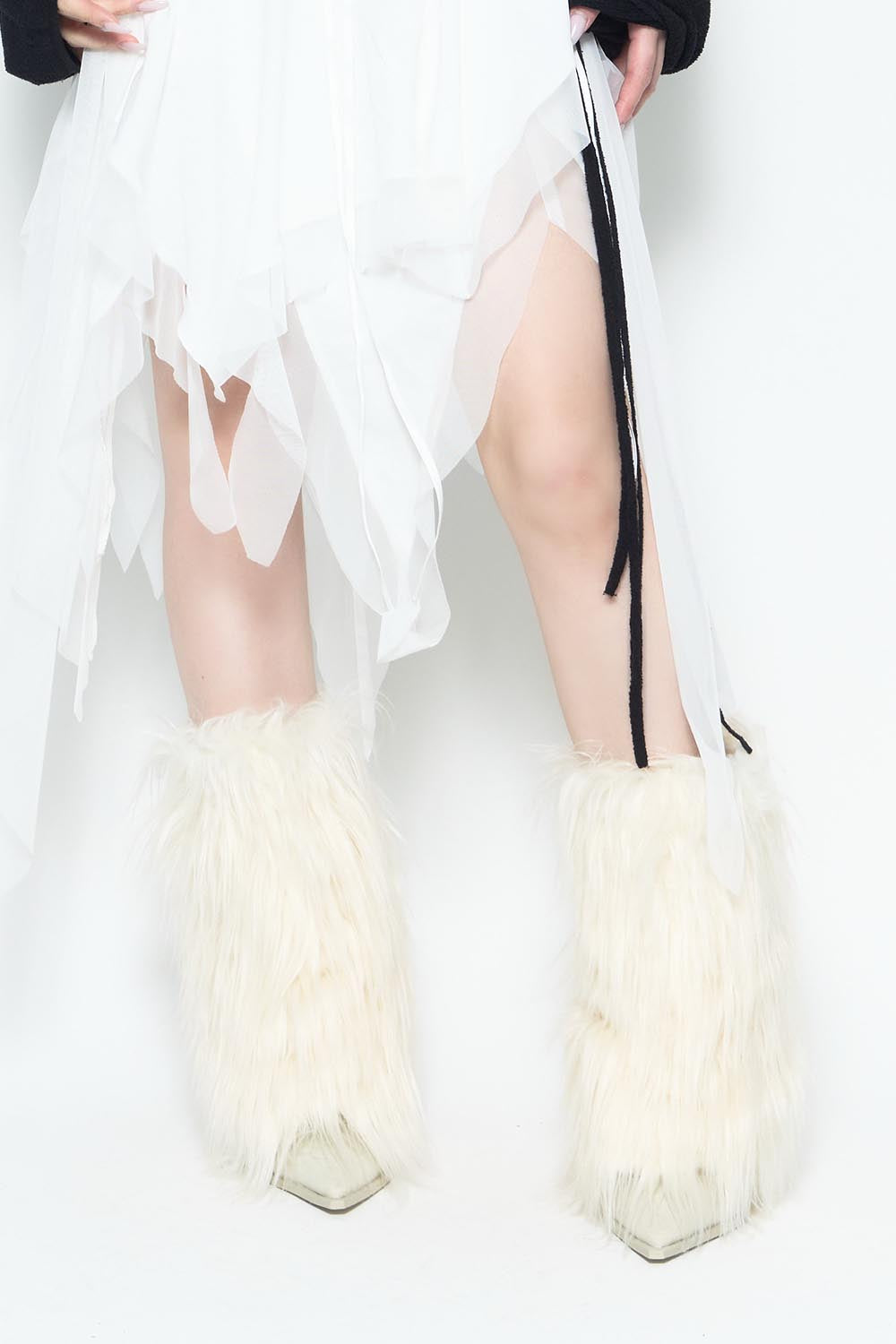 S pointed feathery boots
