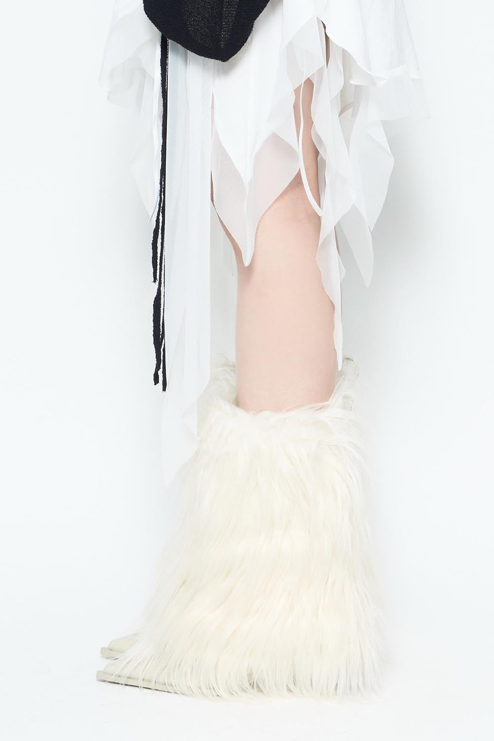 S pointed feathery boots